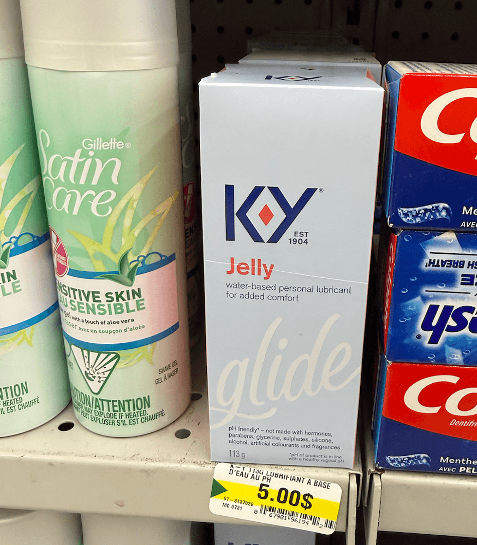 Lubrifiant personnel \u00e0 base d'eau KY Jelly sur les tablettes du Dollarama.