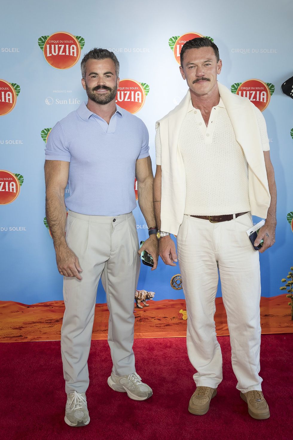Luke Evans\u200b et son amoureux Fran Thomas\u200b sur le tapis rouge de Luzia du Cirque du Soleil. 