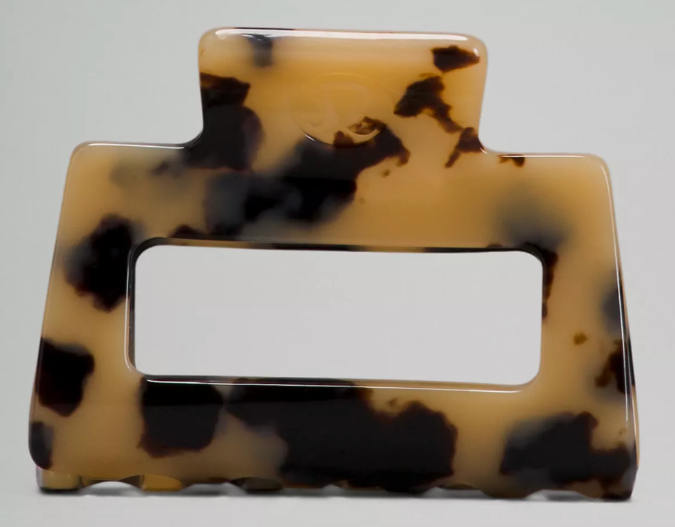 Lululemon medium claw hair clip in golden sand/black.