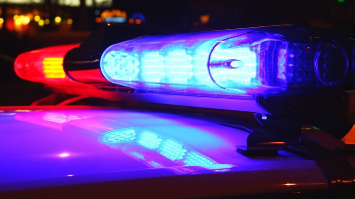 Lumière des phares de voitures de police.