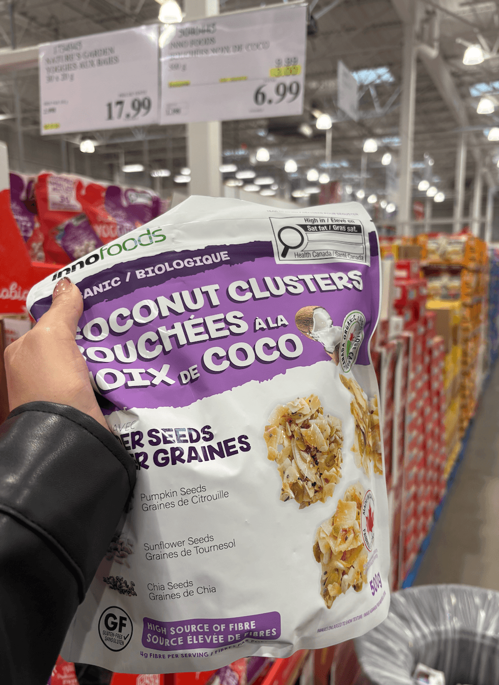 M\u00e9lange de clusters \u00e0 la noix de coco biologique Innofoods avec graines, riche en fibres, au Costco.