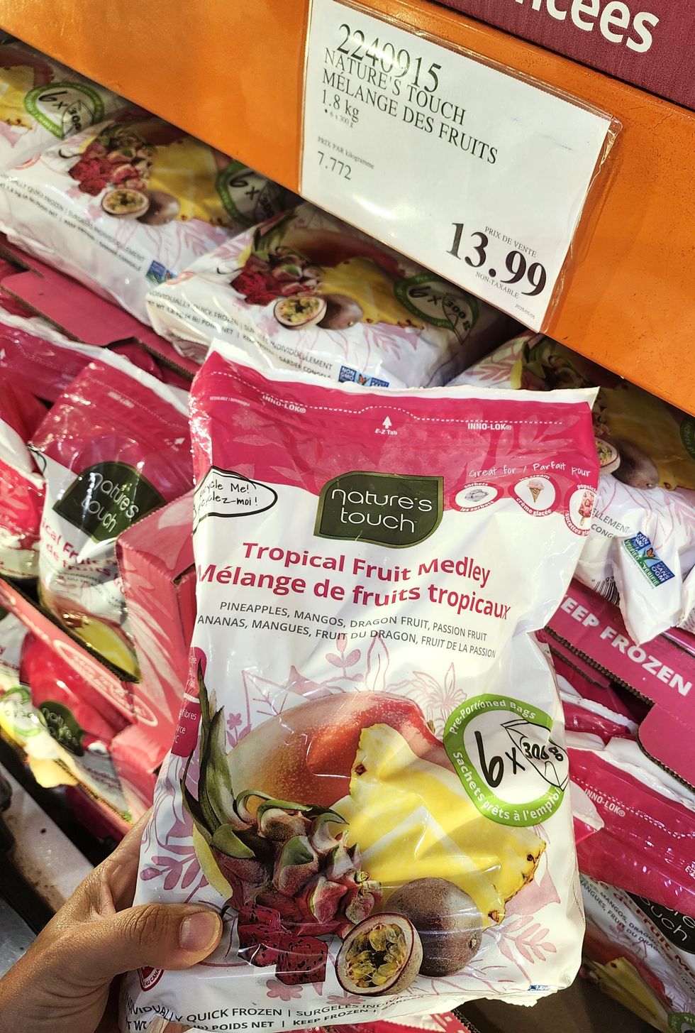 M\u00e9lange de fruits congel\u00e9s de la marque Nature's Touch.