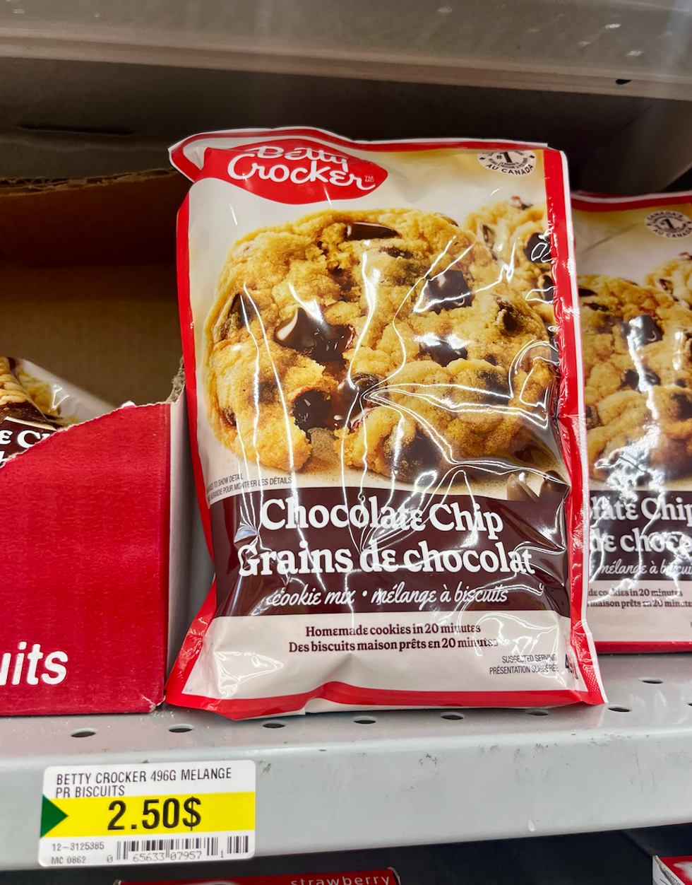 M\u00e9lange \u00e0 biscuits, p\u00e9pites de chocolat, dans son sac sur les tablettes du Dollarama.