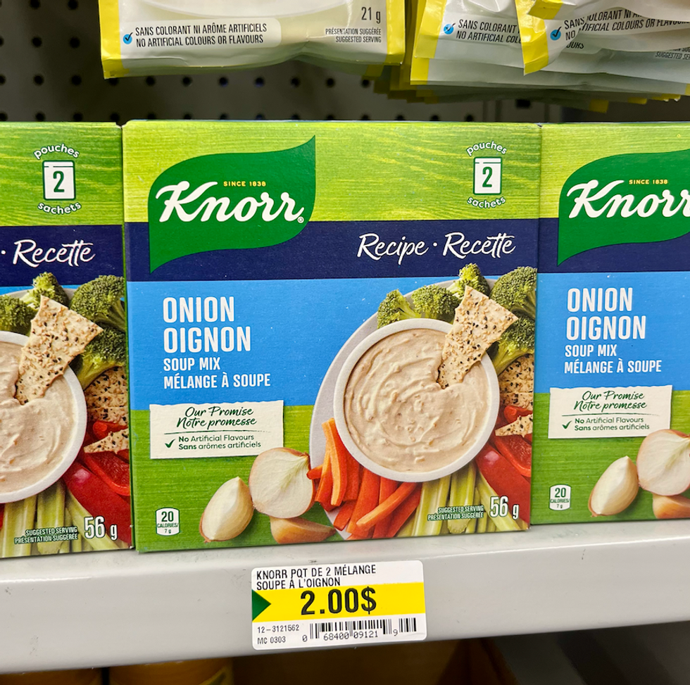 M\u00e9lange \u00e0 soupe Knorr \u00e0 saveur d'onion sur les tablettes du Dollarama.
