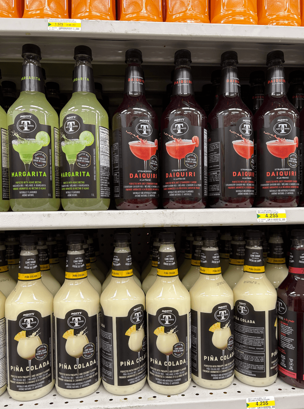 M\u00e9langes \u00e0 cocktails vari\u00e9s sur les tablettes du Dollarama.