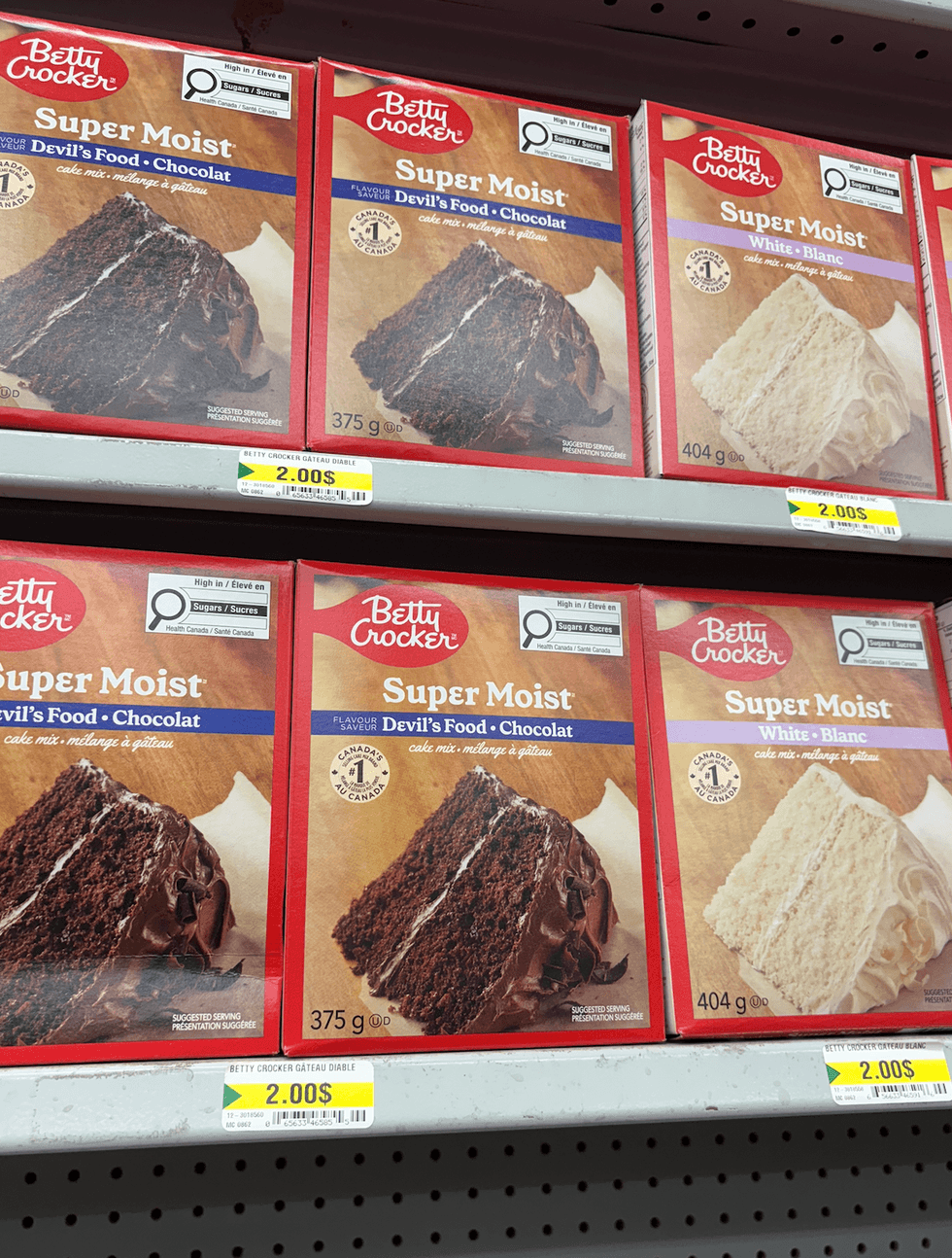 M\u00e9langes \u00e0 g\u00e2teau Betty Crocker sur les tablettes du Dollarama.