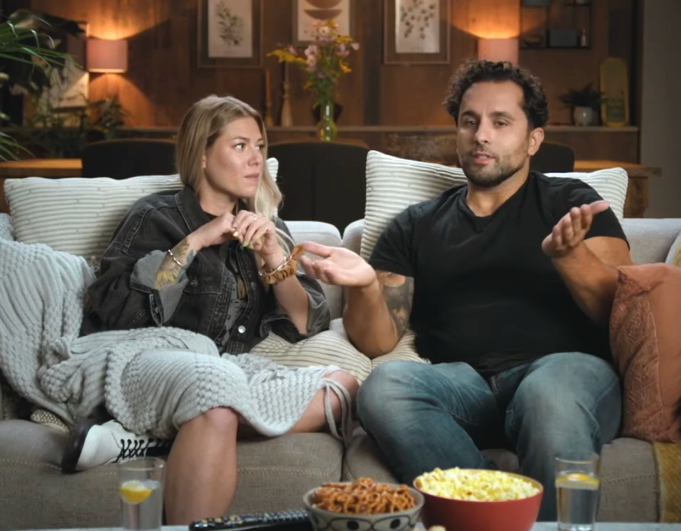 M\u00e9lody et Sam assis sur un divan en discutant.