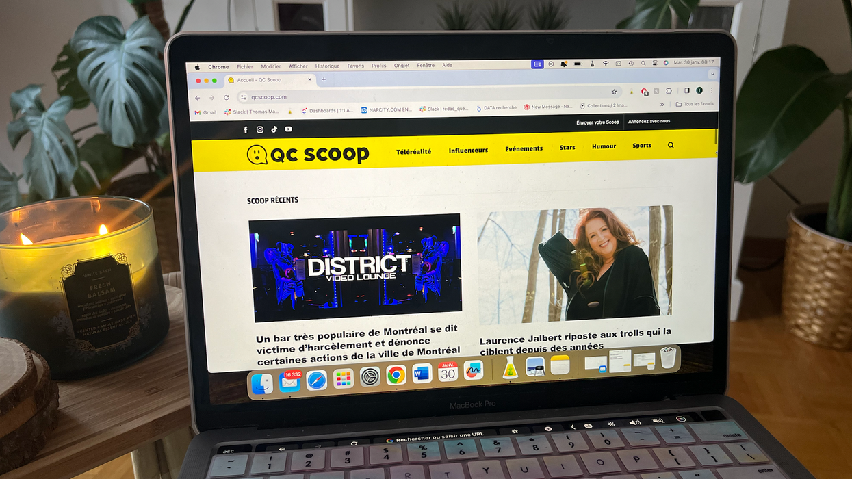 MacBook Pro ouvert sur la page d'accueil du site Internet QC Scoop.