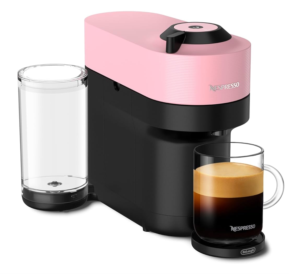 Machine \u00e0 caf\u00e9 et espresso Nespresso De'Longhi Vertuo Pop+ avec la t\u00eate rose bonbon.