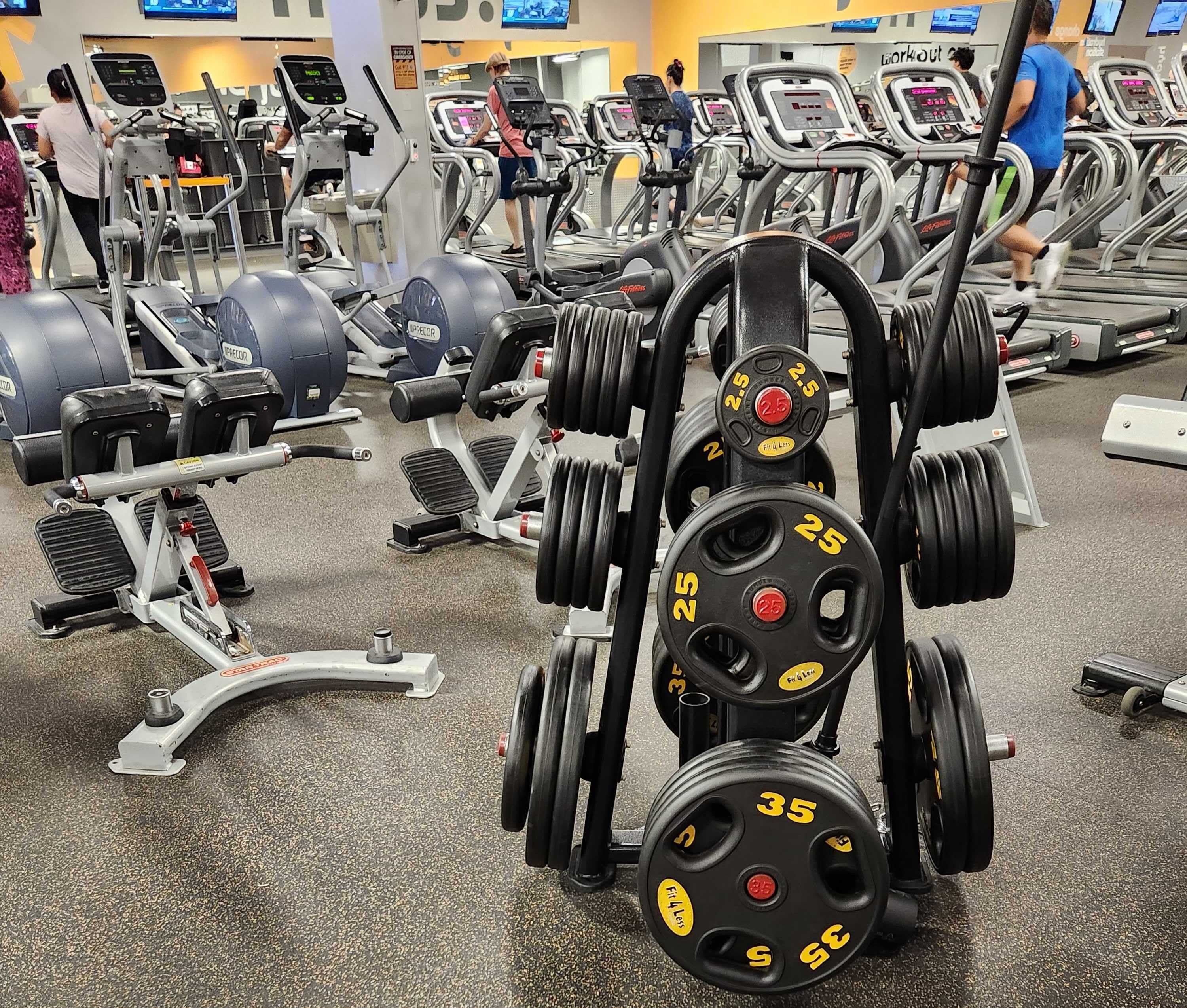 Machines and weights at Fit4Less.