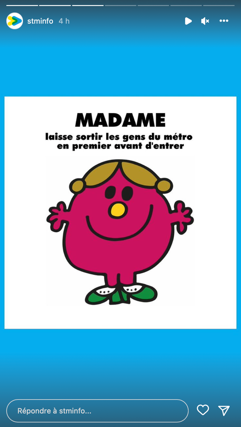 Madame laisse sortir les gens du m\u00e9tro en premier avant d'entrer.