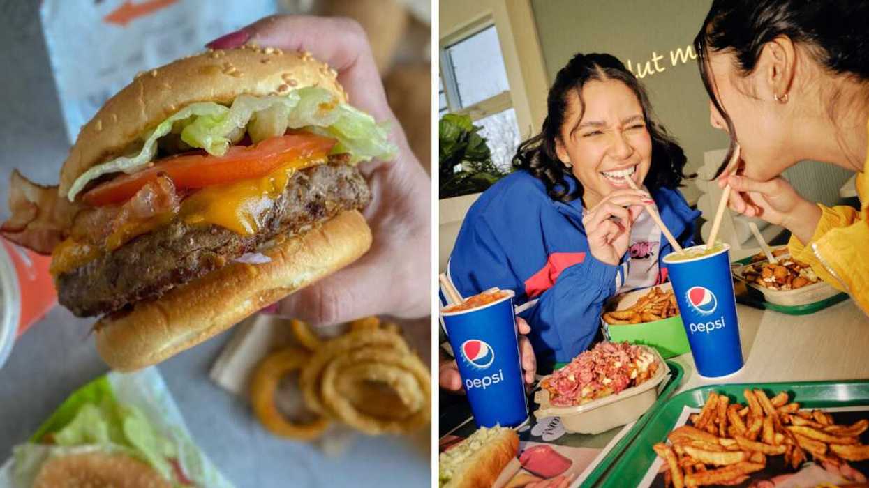 Main qui tient un hamburger au fromage. Droite : deux femmes qui sirotent une boisson gazeuse dans un restaurant.