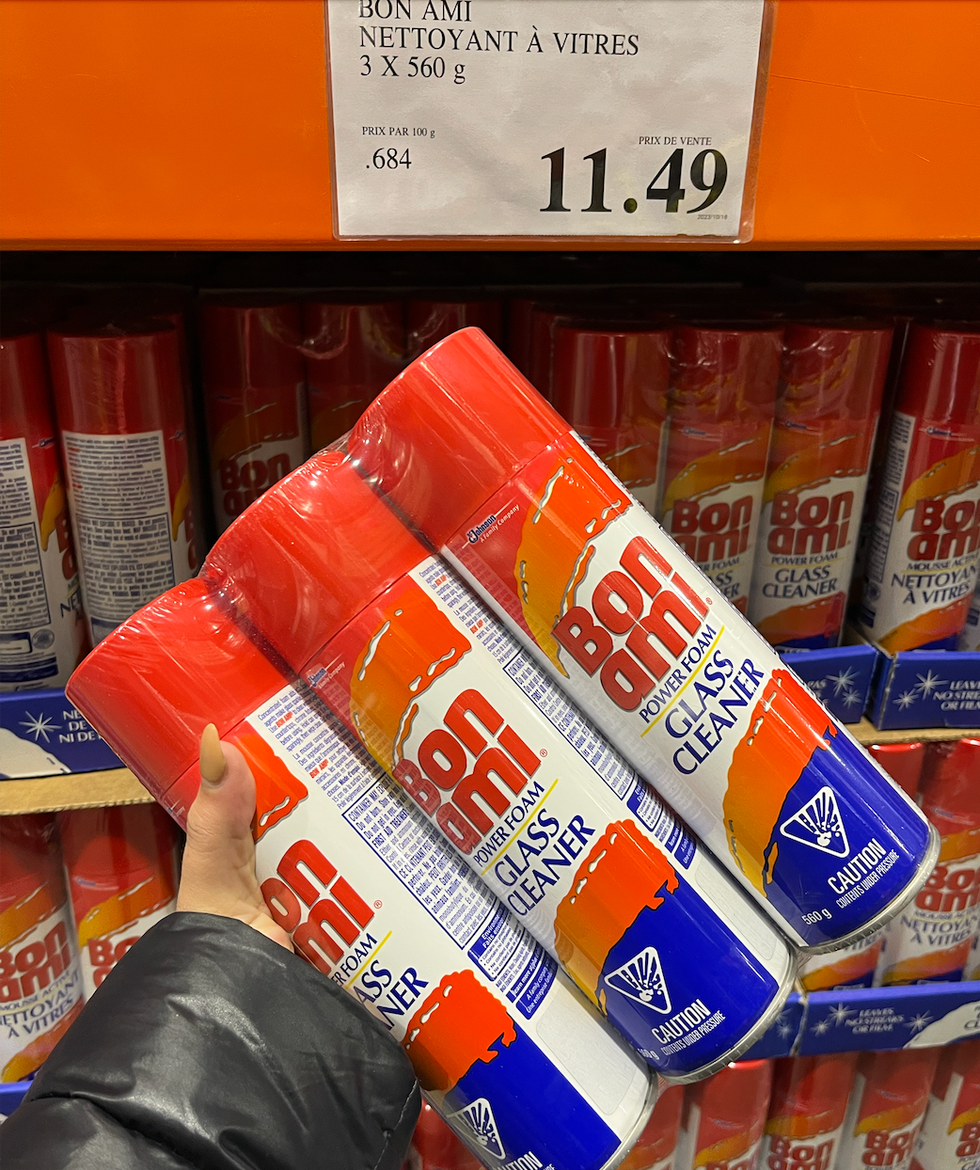 Main qui tient un paquet de 3 nettoyants \u00e0 vitre de marque Bon Ami.