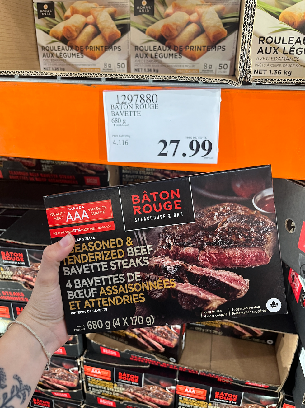 Main qui tient un paquet de bavette au Costco.