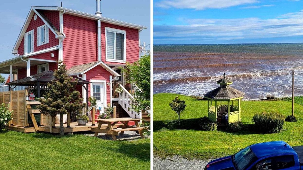 Maison à vendre en Gaspésie. Droite : Vue sur le bord de l'eau.