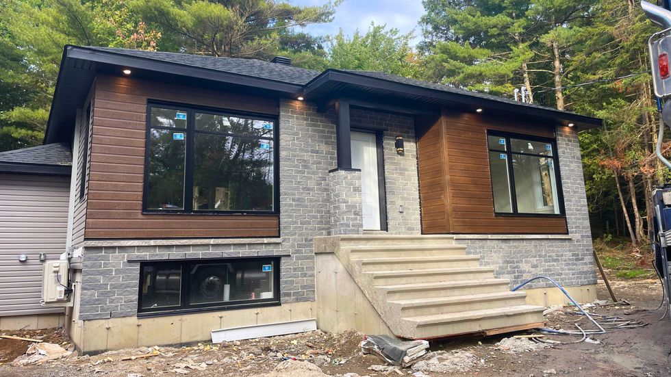 Maison avant la correction du rev\u00eatement.