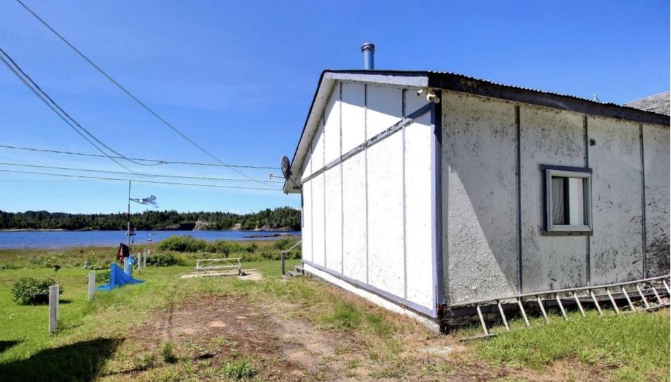 Maison avec vue sur l'eau.