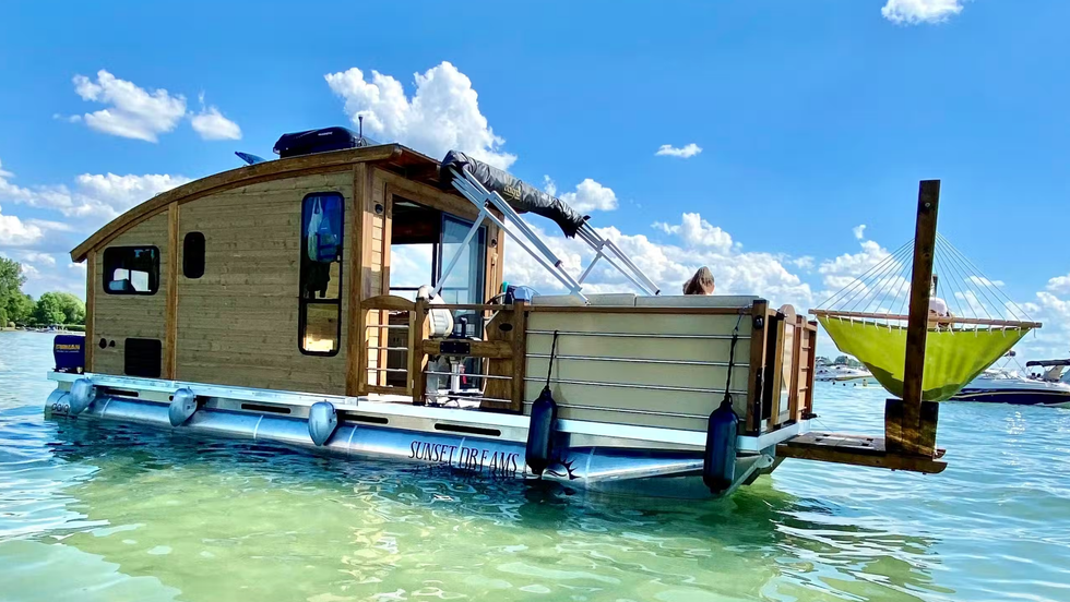 Maison flottante pour quatre personnes.