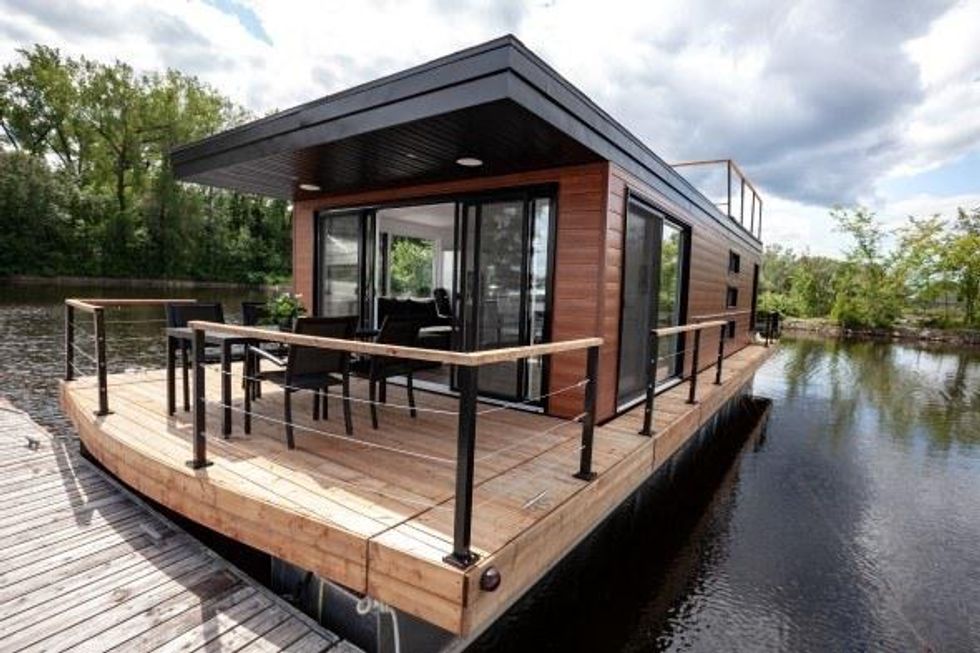 Maison flottante \u00e0 louer \u00e0 Qu\u00e9bec.