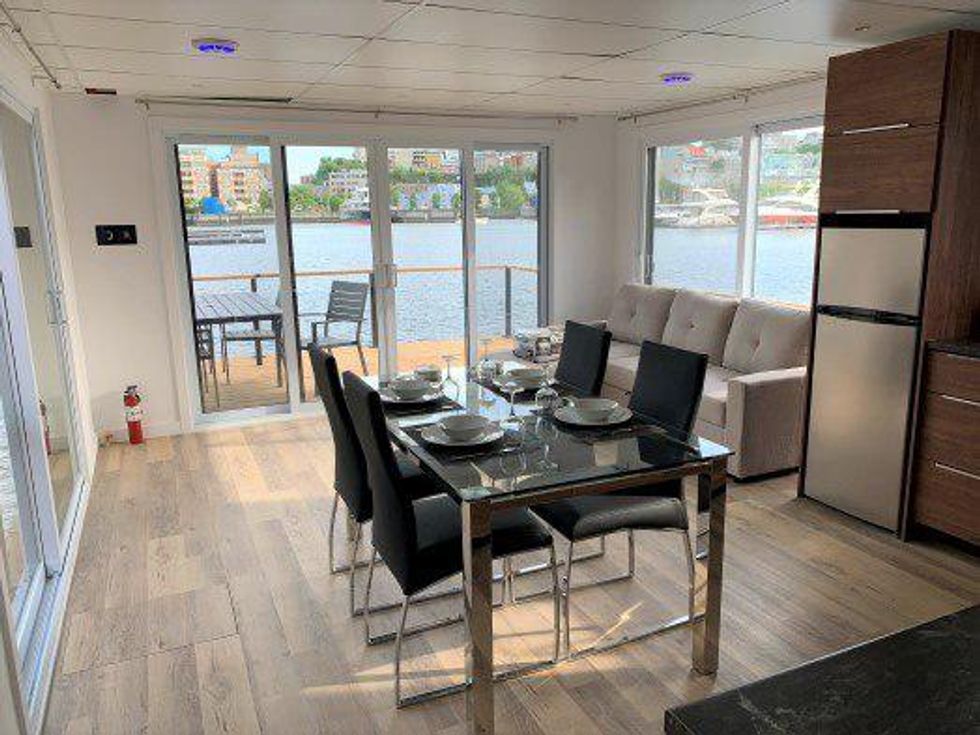 Maison flottante \u00e0 louer \u00e0 Qu\u00e9bec.