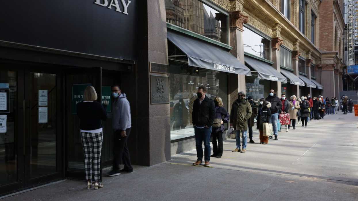 Malls In Toronto See Long Lines Grow As Shoppers Flock (VIDEOS)
