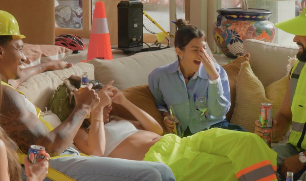 Mamadou, Maude et Alix d'OD sur le divan lors du party du dimanche en train de rire.