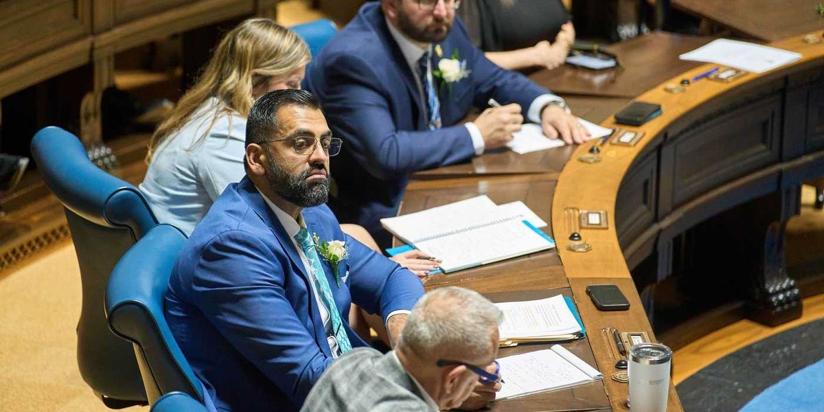 Manitoba Opposition Progressive Conservative leader survives confidence vote Manitoba Opposition Progressive Conservative leader survives confidence vote
