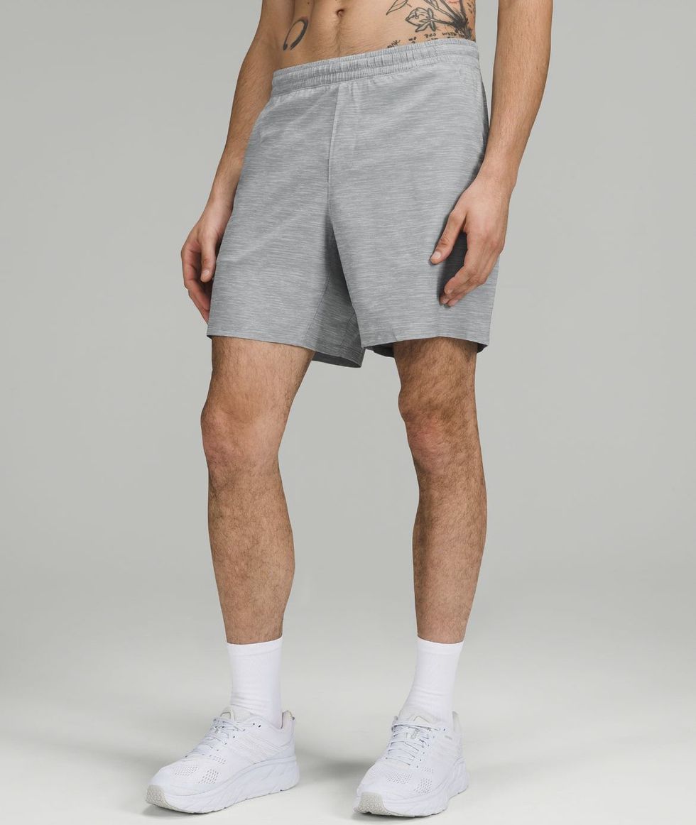 Mannequin qui porte des shorts gris Pace Breaker Lined Short 7''.