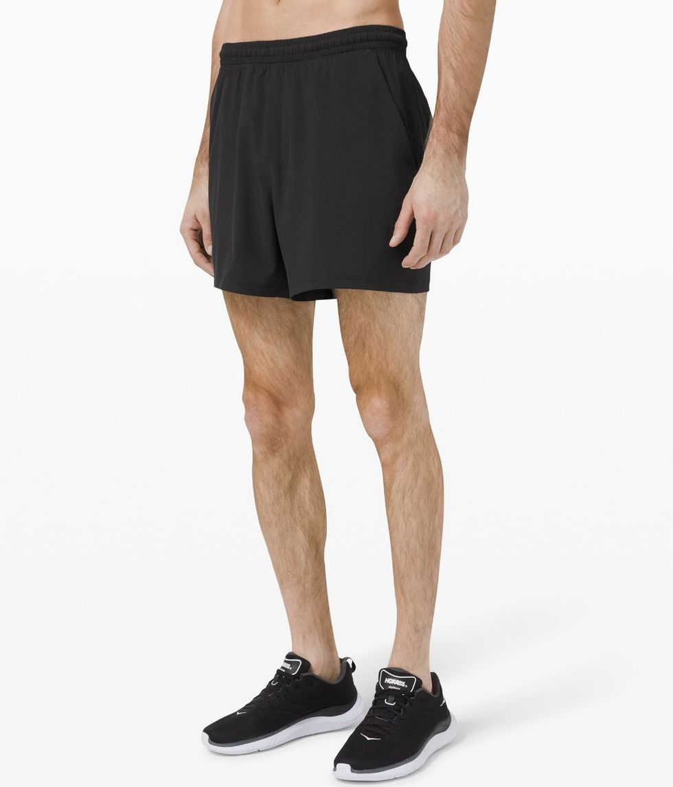 Mannequin qui porte des shorts noirs Pace Breaker Lined Short 5''.