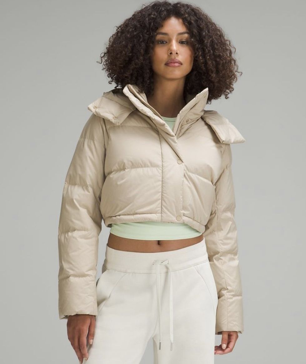 Mannequin qui porte le manteau tr\u00e8s court Wunder Puff dans la couleur beige.