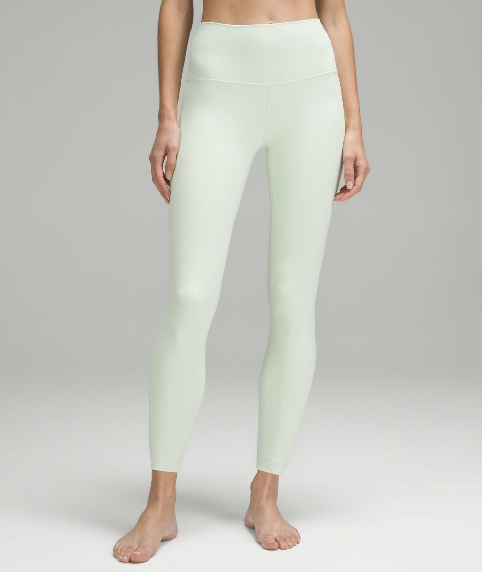Mannequin qui porte les Pantalon Align dans la couleur vert pastel.