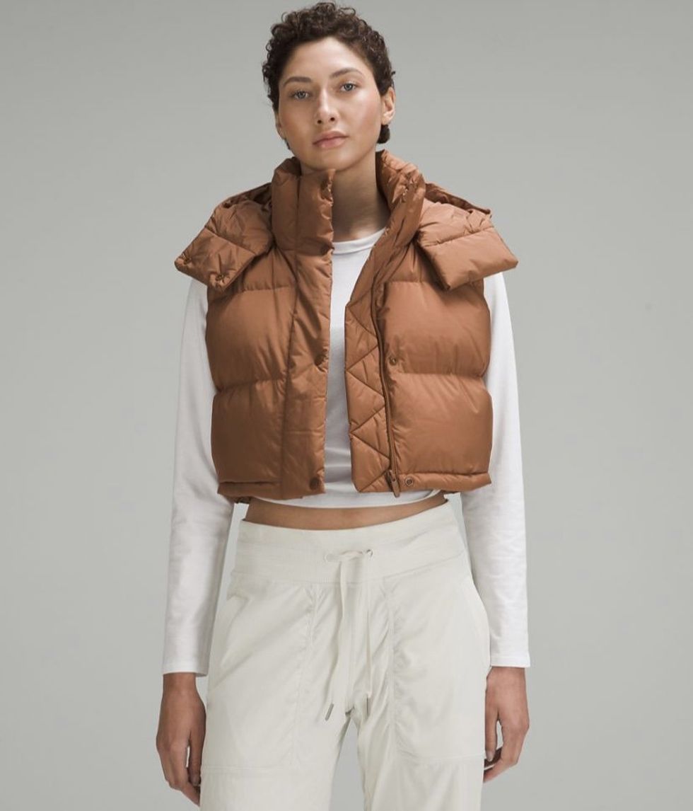 Mannequin v\u00eatue de couleur cr\u00e8me avec la veste courte sans manches Wunder Puff brune.