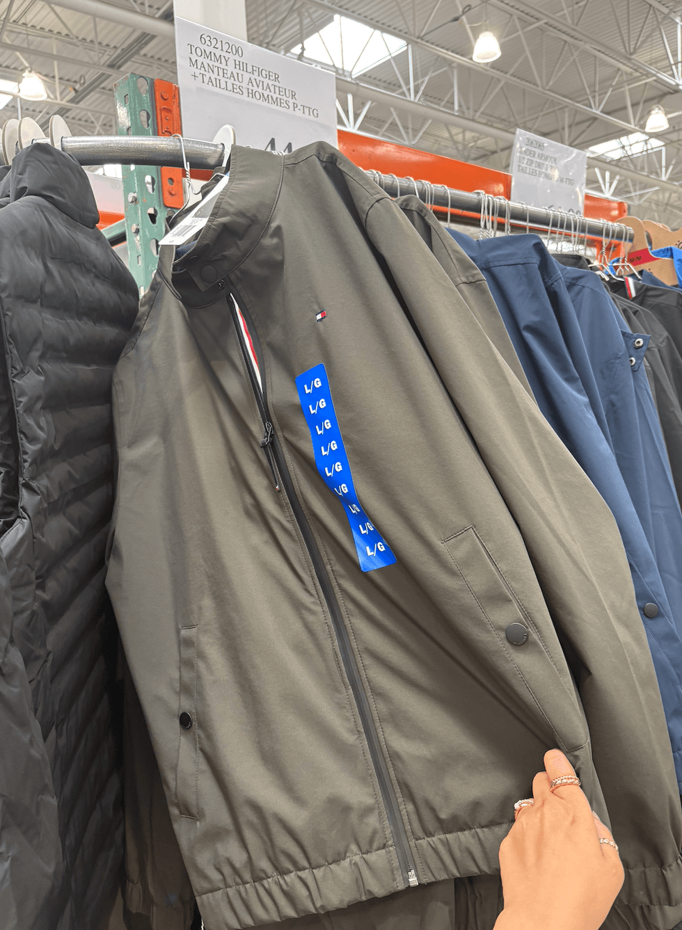 Manteau aviateur pour hommes Tommy Hilfiger au Costco.