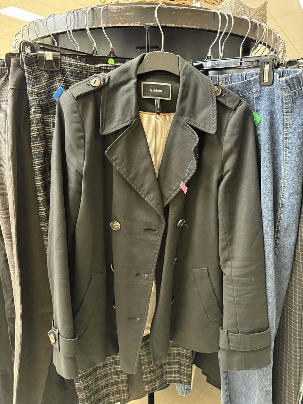 Manteau court Le Ch\u00e2teau en vente pour 2 $ Au Grenier Populaire des Basses-Laurentides.