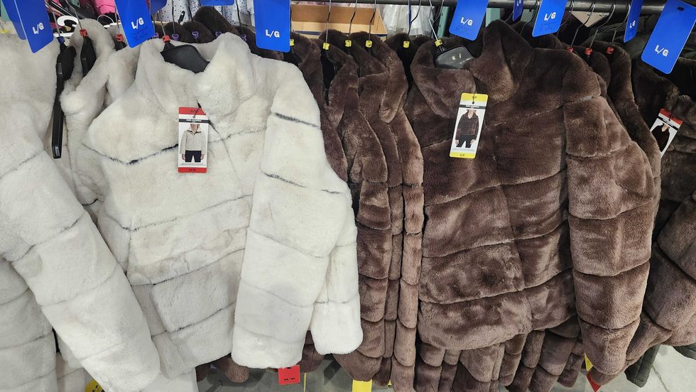 Manteau fausse fourrure de la marque Karl Lagerfeld.