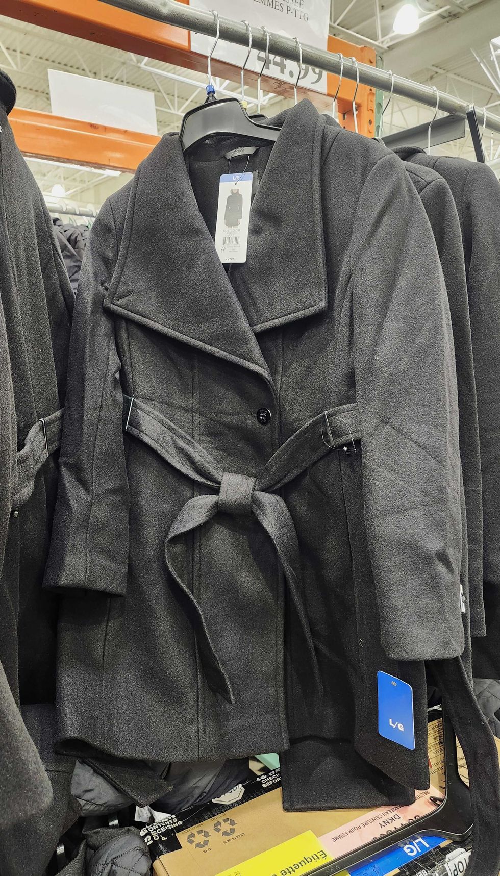 Manteau pour femmes de la marque DKNY.