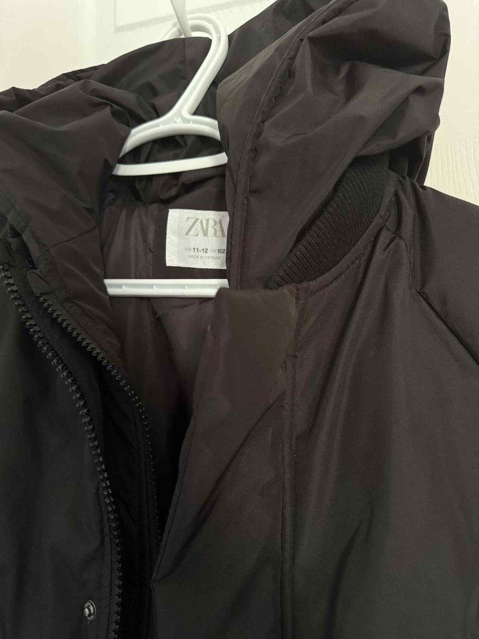 Manteau Zara noir pour enfant grandeur 11-12 de longueur mi-jambe.