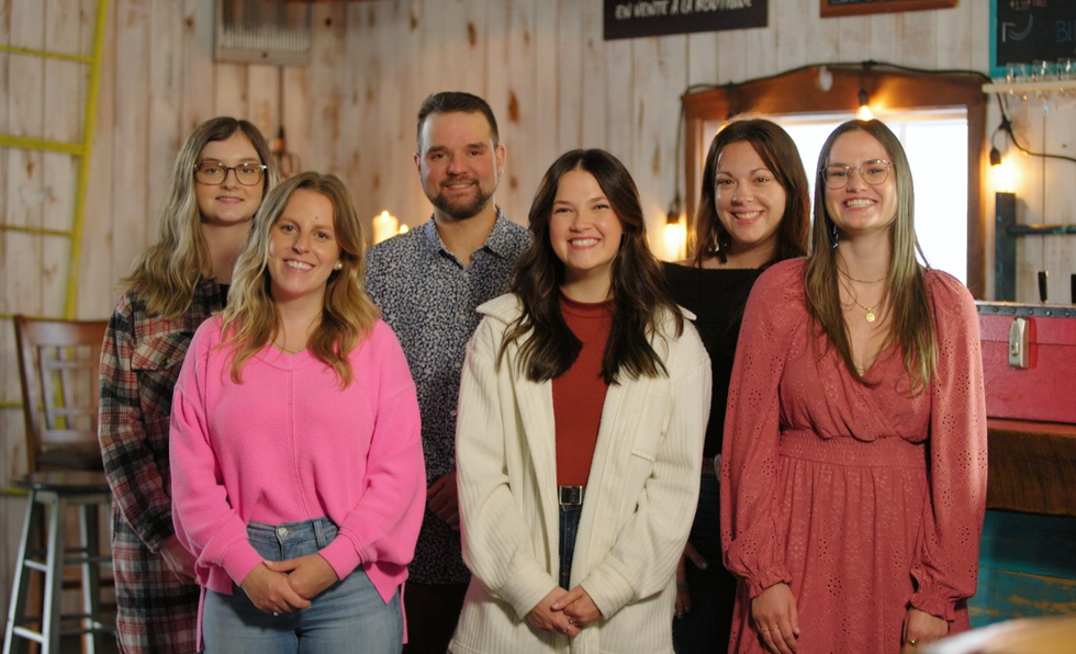 Marc-\u00c9tienne, candidat de L\u2019amour est dans le pr\u00e9, et ses cinq pr\u00e9tendantes dans une grange.