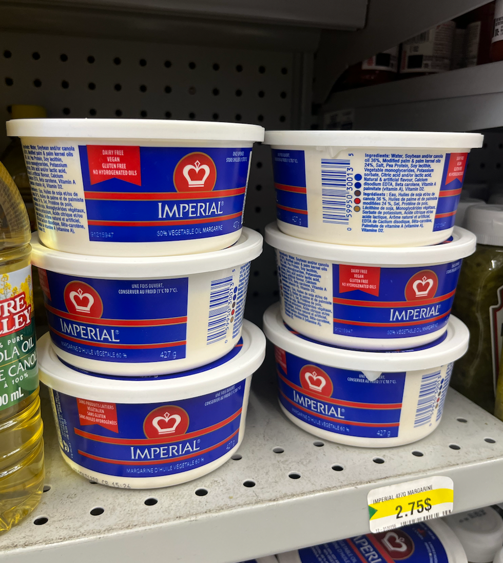 Margarine v\u00e9gane \u00e0 l'huile v\u00e9g\u00e9tale sur les tablettes du Dollarama.