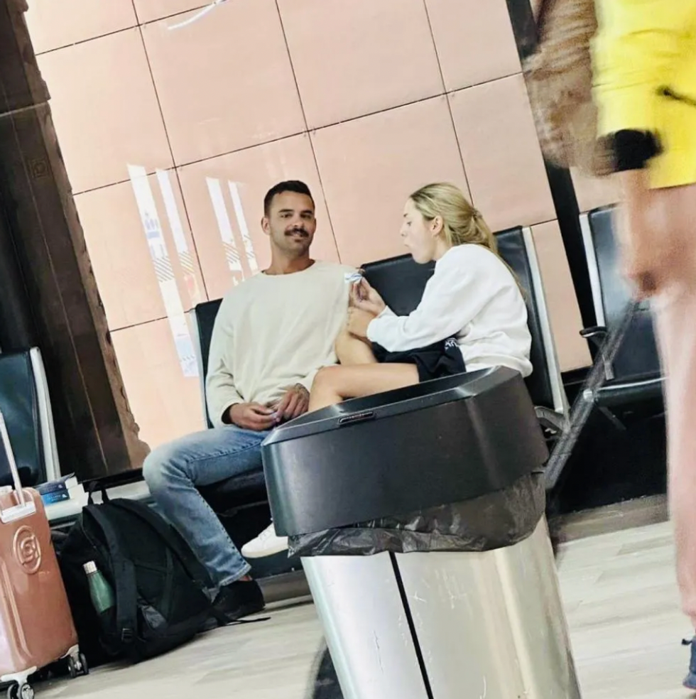 Marie-Andr\u00e9e et Anthony dans l'A\u00e9roport international de Lisbonne au Portugal.