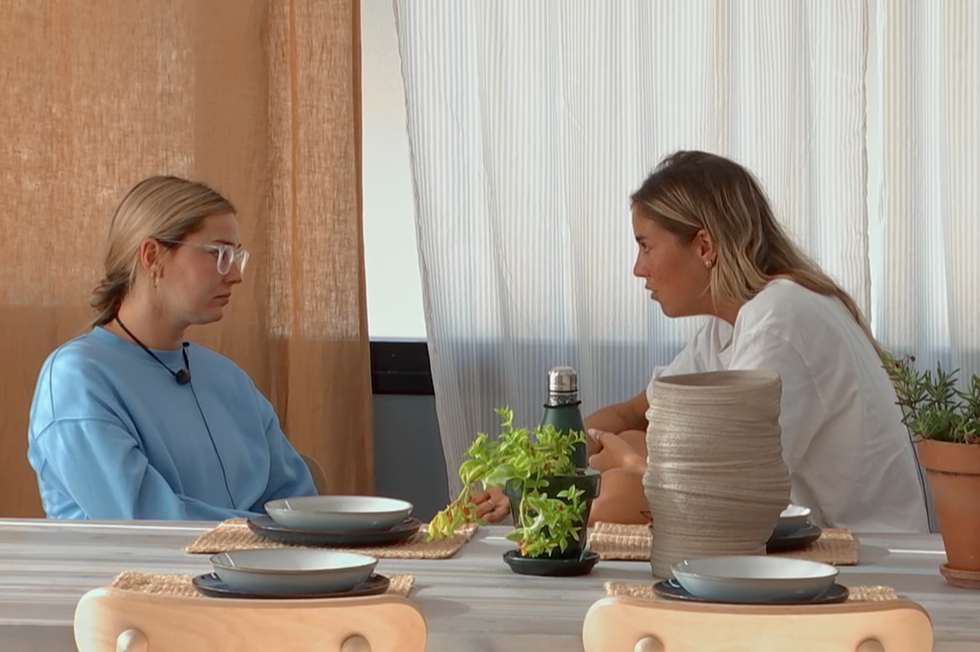 Marie-Andr\u00e9e et Lara qui r\u00e8glent leur conflit \u00e0 Occupation Double.