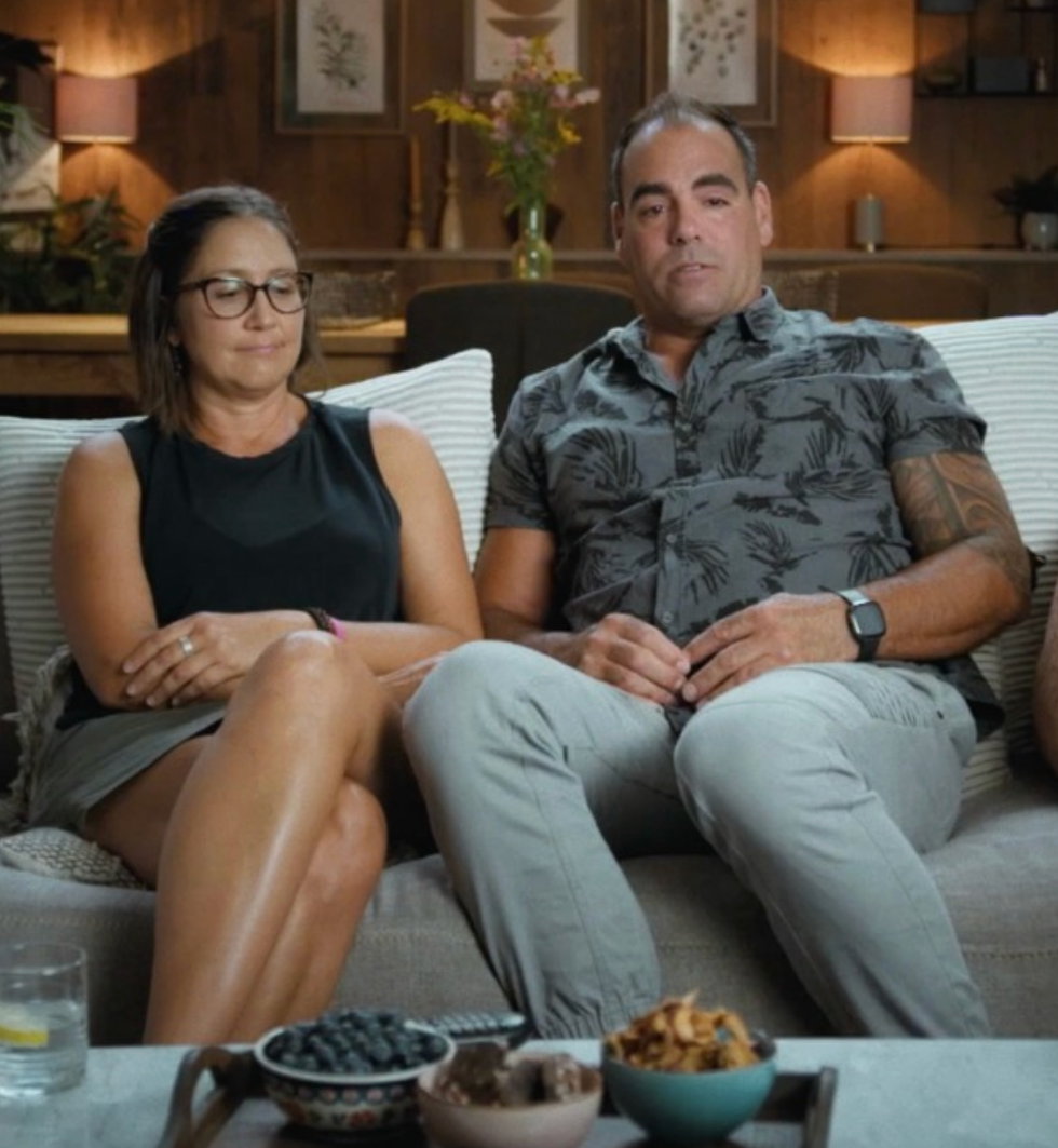 Marie-Jos\u00e9e et Julien assis sur un divan.