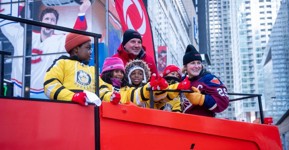Marie-Philip Poulin, Fran\u00e7ois Beauchemin et de jeunes fans de hockey \u00e0 bord de la Zamboni de Rogers.