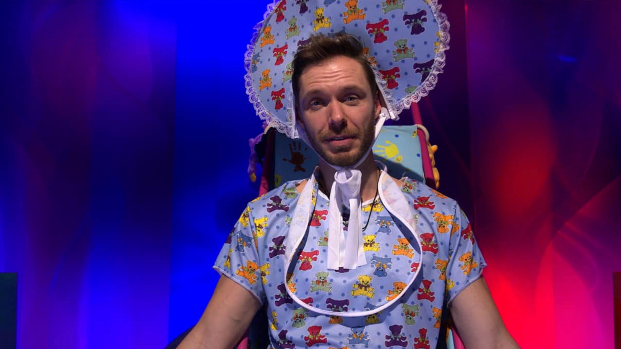 Martin Vachon, habillé en bébé lors de sa punition à Big Brother Célébrités.