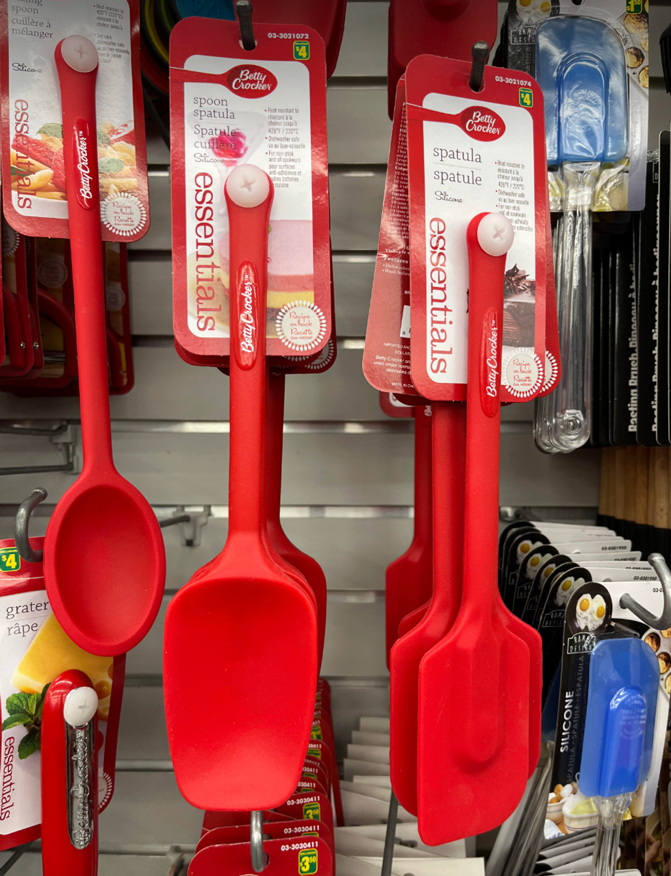 Maryse rouge du Dollarama.