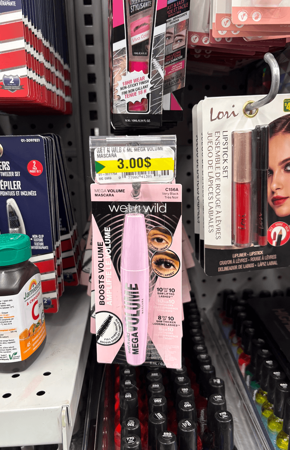 Mascaras Wet N Wild sur les tablettes du Dollarama.
