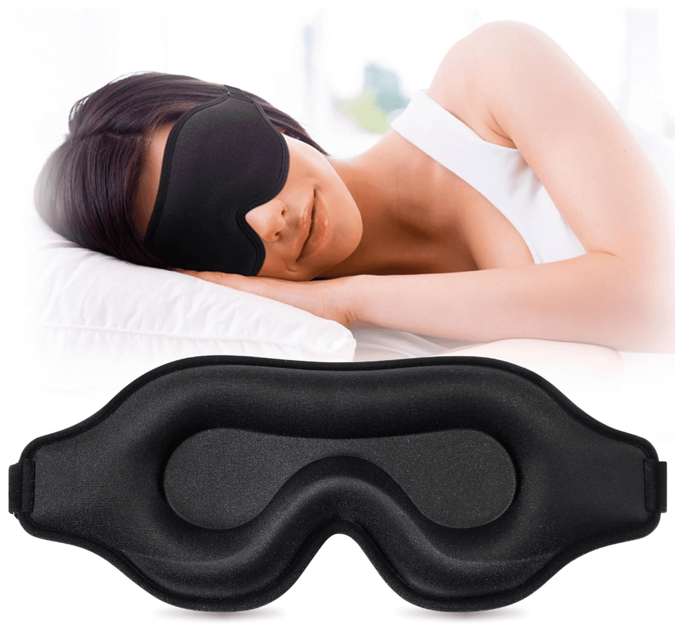 Masque de sommeil noir 3D avec sangle ajustable vendu sur Amazon Canada.