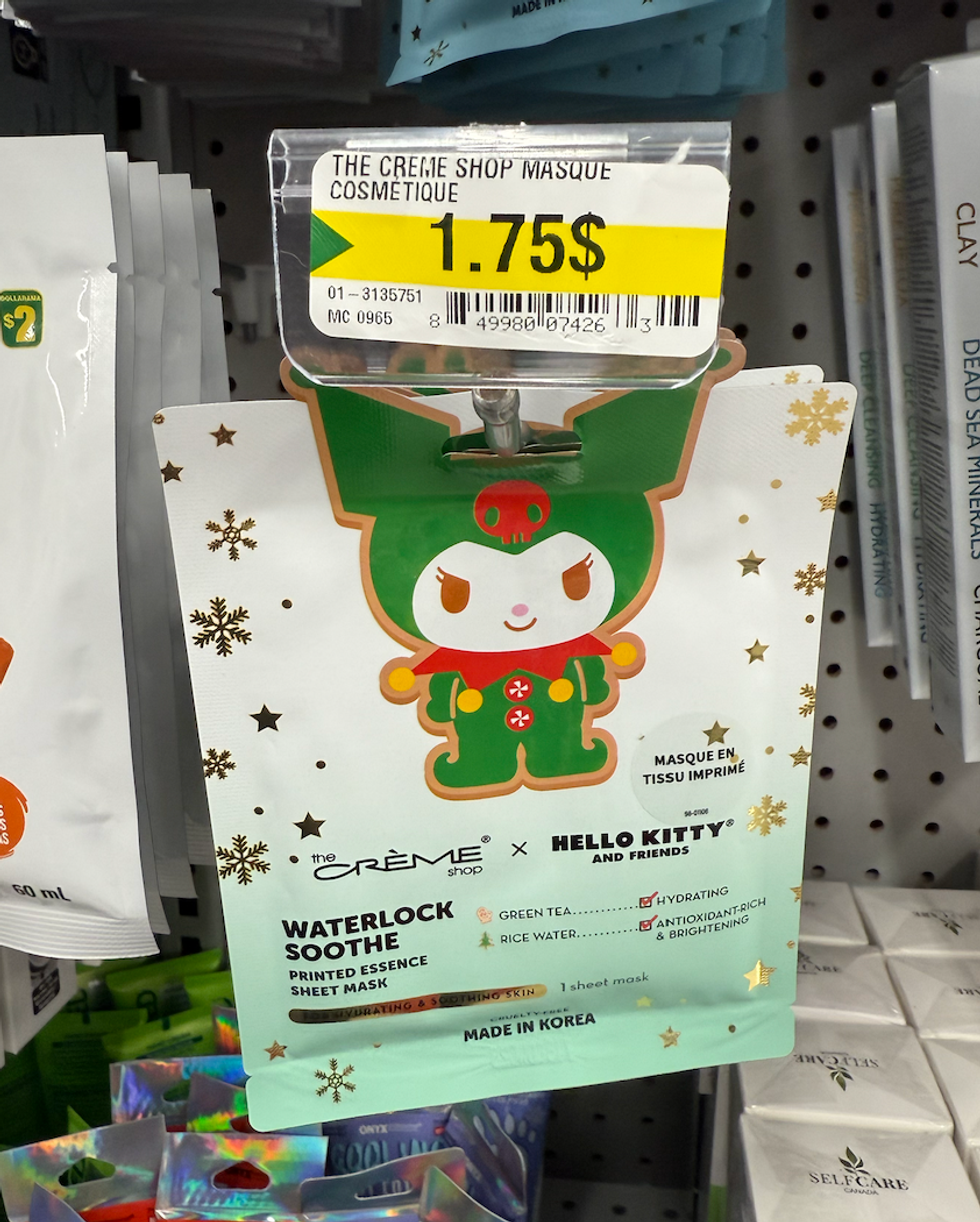 Masque en tissu pour le visage The Cr\u00e8me Shop accroch\u00e9 sur un pr\u00e9sentoir chez Dollarama.