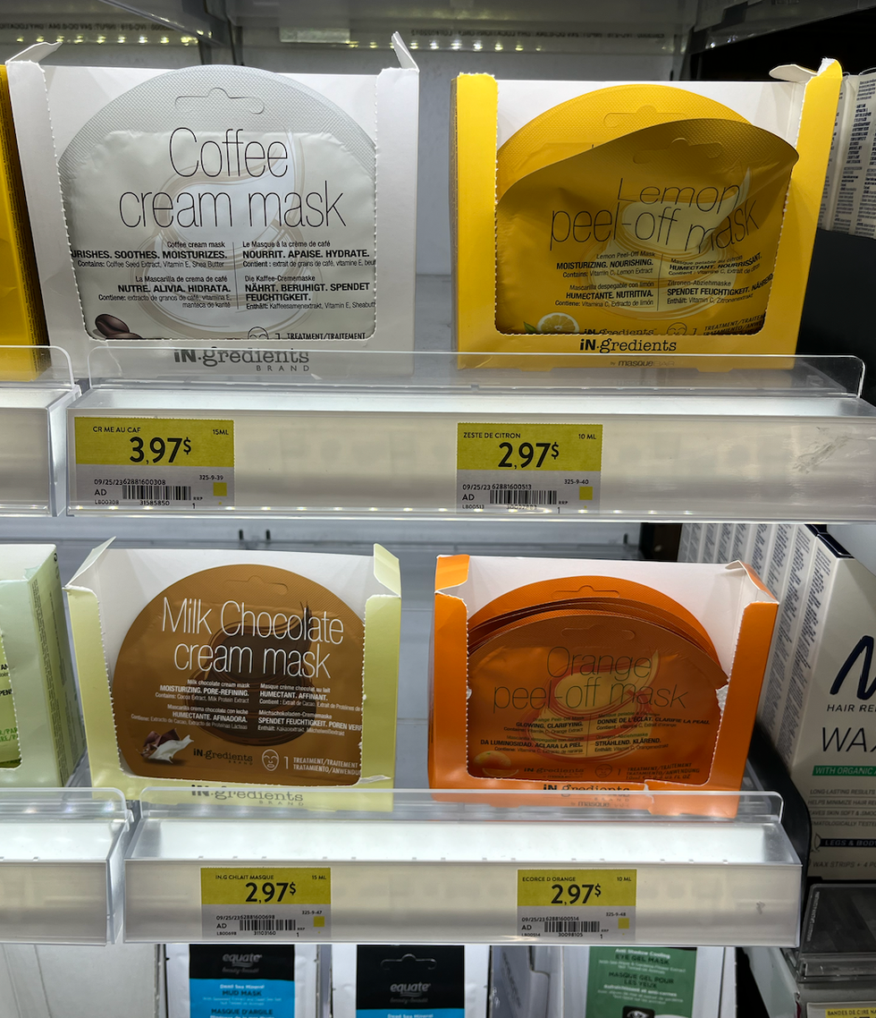 Masques pour le visage sur des tablettes.