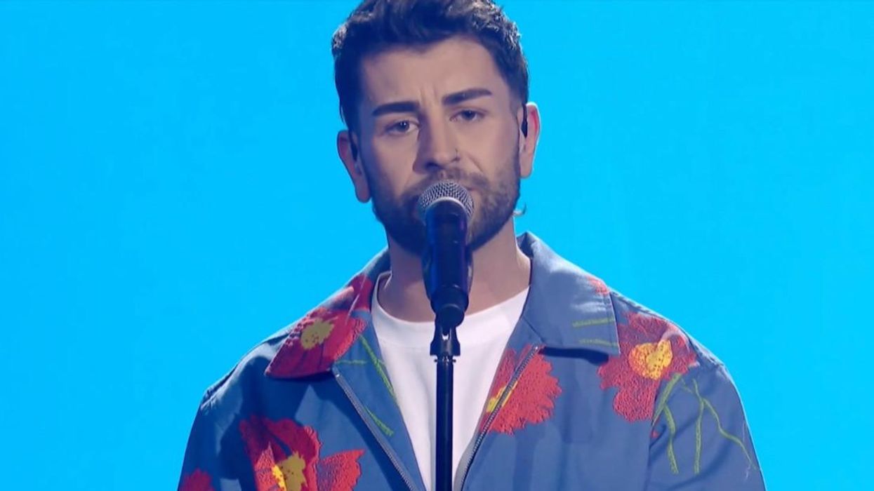 Mathieu à Star Académie devant un micro.